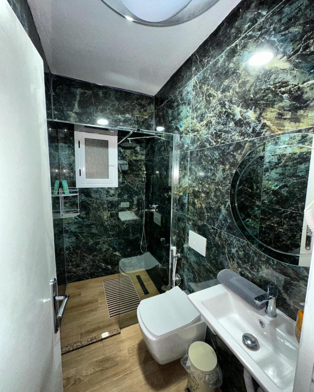 Hotel Her Vlore Exterior photo
