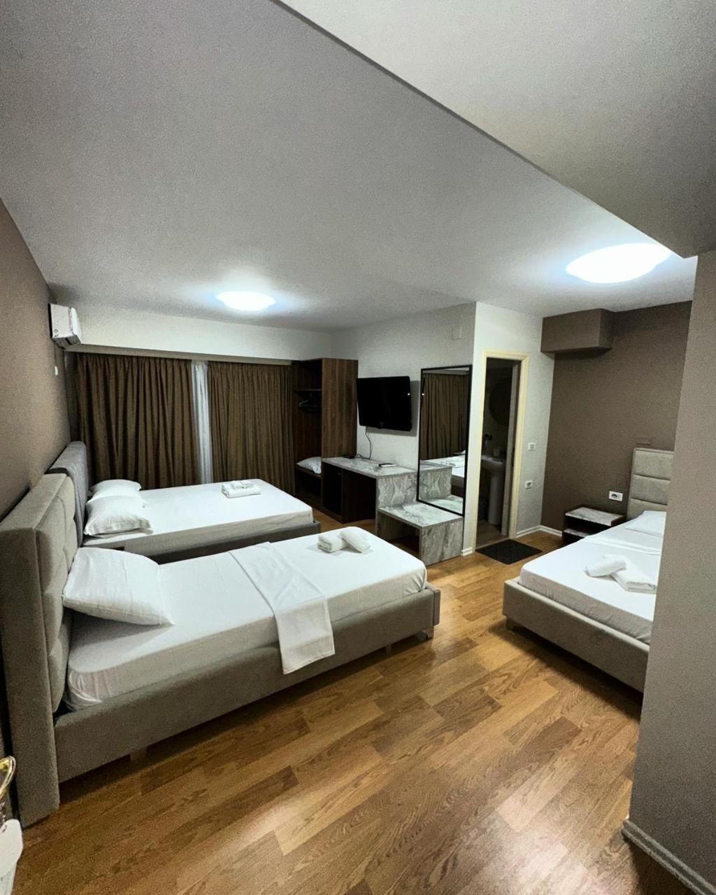 Hotel Her Vlore Exterior photo
