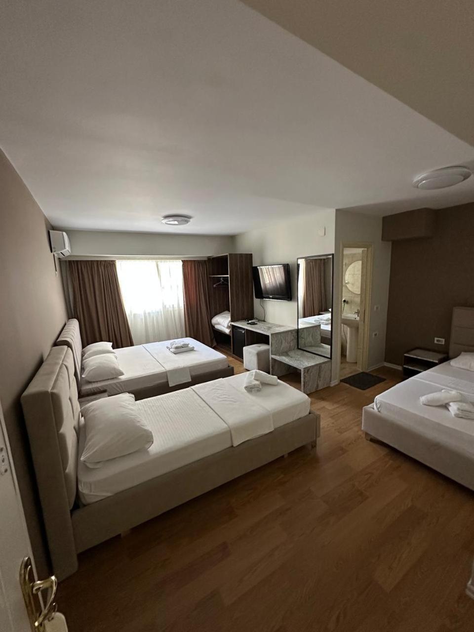 Hotel Her Vlore Exterior photo