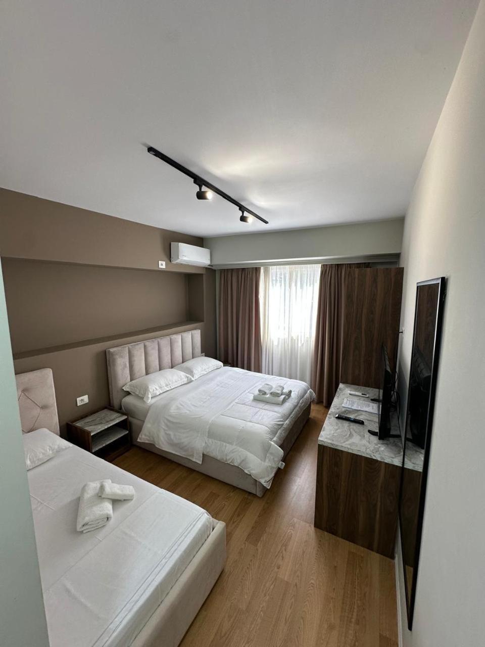 Hotel Her Vlore Exterior photo
